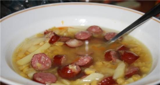 Zuppa di piselli con carne affumicata nel multicooker Brand