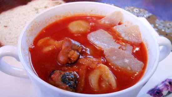 Tomato na sopas na may dumplings at mga nilalang ng dagat