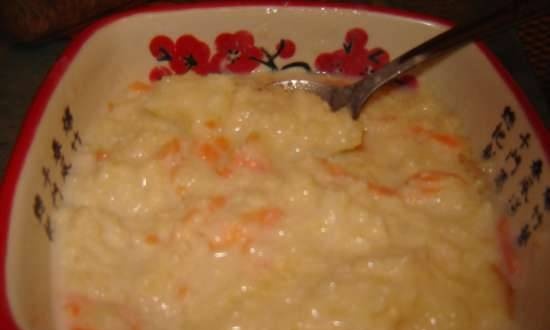 Porridge di miglio con mele e carote in una pentola a cottura lenta