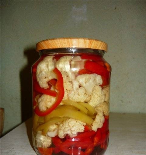 Pickled cabbage with cauliflower "Pyramid"