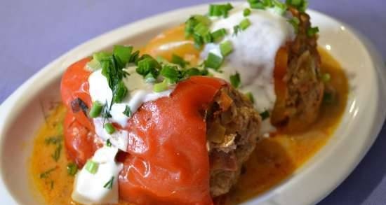 Stuffed aromatic peppers in a slow cooker