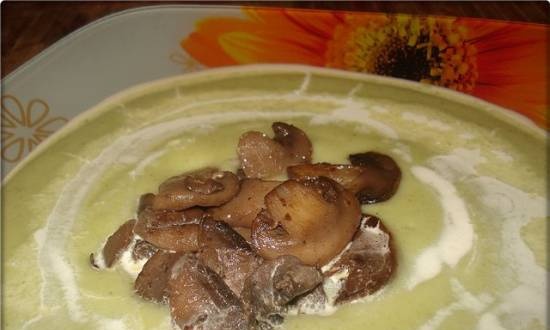 Mashed potato soup with broccoli and mushrooms in Cuckoo 1051
