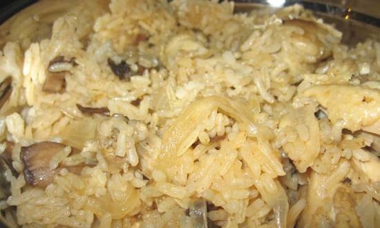 Rijst met champignons, uien en kippenvleugels