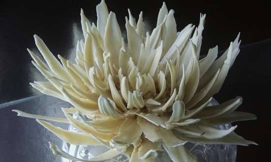 White chocolate decor: chrysanthemum and cake sides
