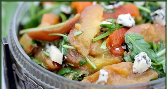 Salad with baked peaches and peppers