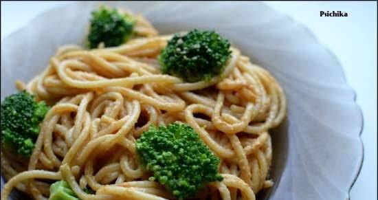 Very light noodles with peanut butter and broccoli (Stupidly Easy Peanut Noodles)
