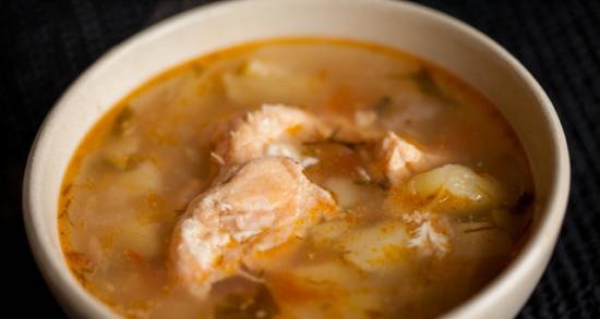 Sopa de pescado a la mezcolanza en la olla a presión Steba