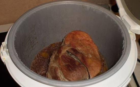 ساق لحم الخنزير مطهي في البيرة والقهوة في جهاز باناسونيك متعدد الطهي