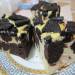 Cheesecake de brownie con galletas Oreo en blanco y negro