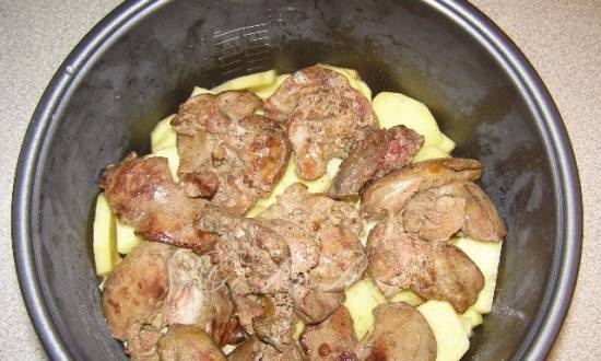 Hígado de pollo asado al estilo campestre en una olla de cocción lenta