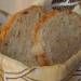 Pan de trigo simple con cebolla, pipas de calabaza y caldo de champiñones