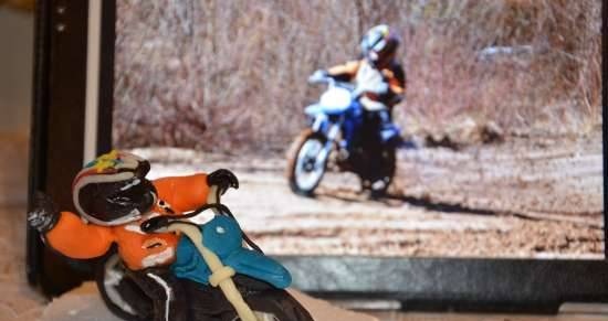 אופנוע עם רוכב אופנוע עשוי מסטיק (כיתת אמן)