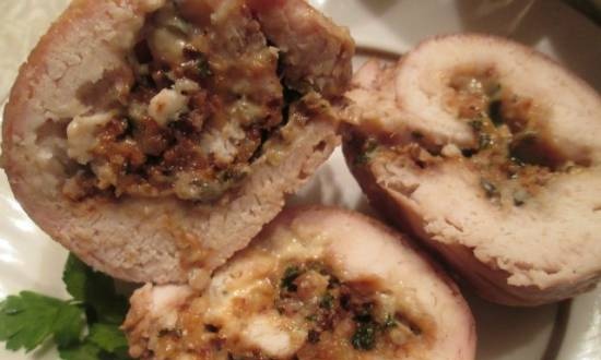 Chicken rolls with nuts and cheese "Dorblu"
