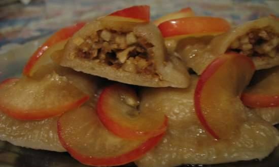 Apple ravioli with cinnamon and candied apple slices