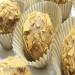 Truffels met witte gekarameliseerde chocolade en macadamia