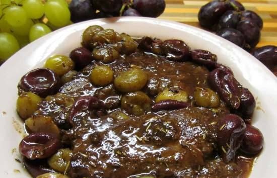 Meat in wine sauce with grapes (Filetto all'uva)