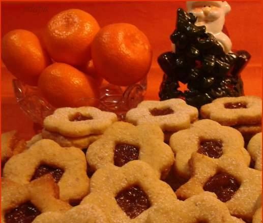 Cookies with hazelnuts and apricot jam