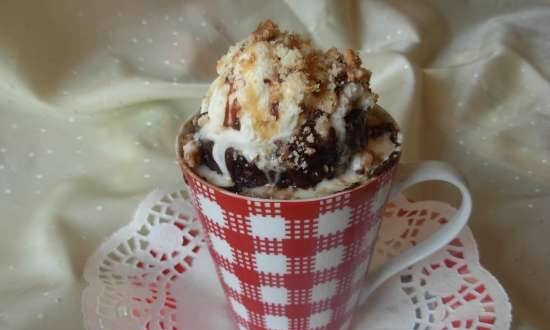 Tarta de helado de chocolate en una taza