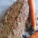 Roggebrood van zuurdesem met granen, zaden en wortelen