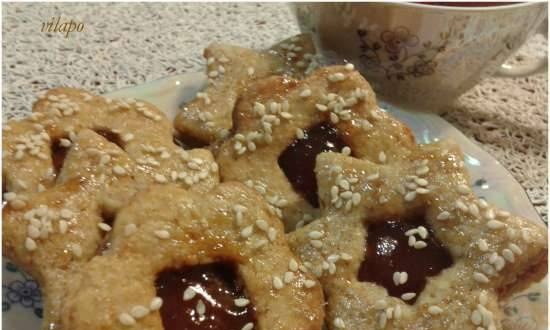 Volkoren koekjes met kruiden, jam en sesamzaadjes