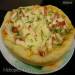 Dikke pizza op basis van gist met kip en ingelegde komkommer, gekookt op de pap-stand (Polaris 0305)