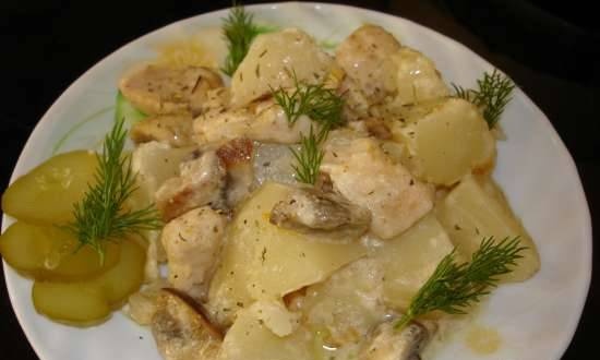 Stewed potatoes with chicken fillet and mushrooms in sour cream sauce (Polaris 0305)