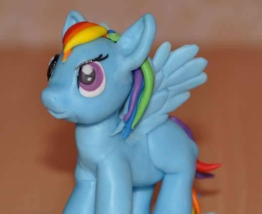 Pony Rainbow uit de tekenfilm "My Little Pony" (masterclass, modelleren van mastiek)