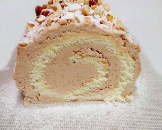 Roll with praline and hazelnuts