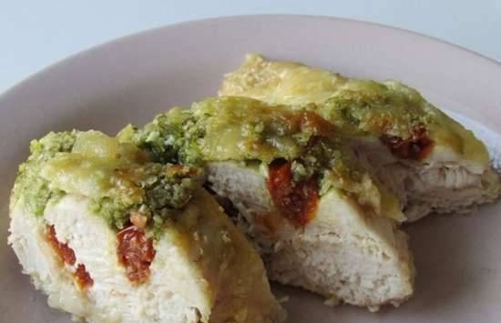 Chicken breasts with sun-dried tomatoes and pesto sauce