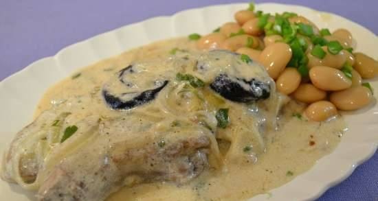 Natural cutlet with creamy sauce, with prunes