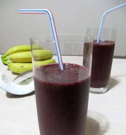 Banaan-bosbessensmoothie met kokoswater