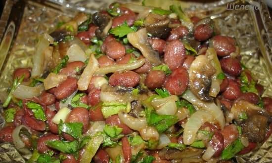 Spicy salad with beans, fried onions and mushrooms.