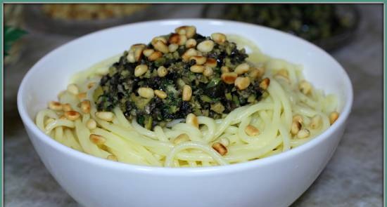 Spaghetti con olive e condimento di olive