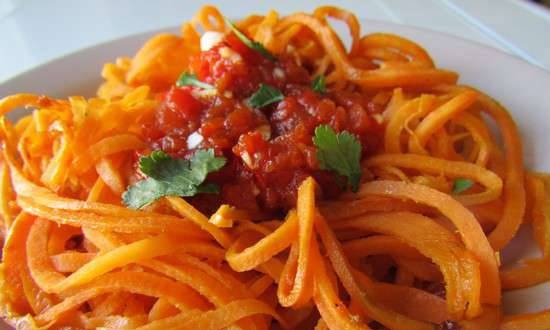 Zoete aardappelspaghetti met rode pepersaus