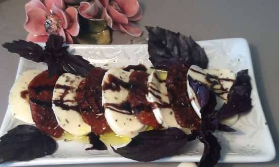 Marinade voor herstel van gedroogde (zongedroogde) tomaten en Caprese salade met paarse basilicum en zongedroogde tomaten