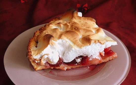 Plum pie with Italian meringue