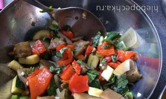 Sült zöldségsaláta és kétféle mártás
