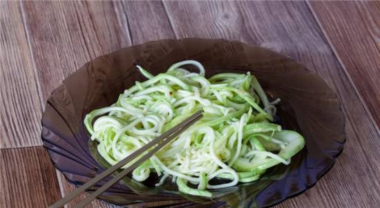 Marinated zucchini, quick salad (spiromancer)