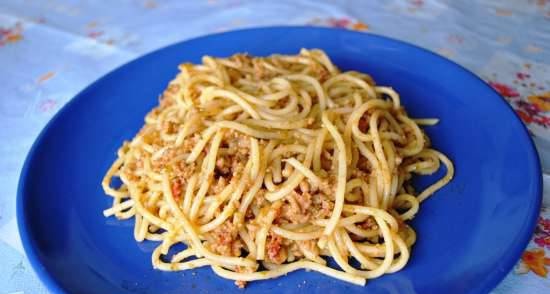 Pesto pasta with meat
