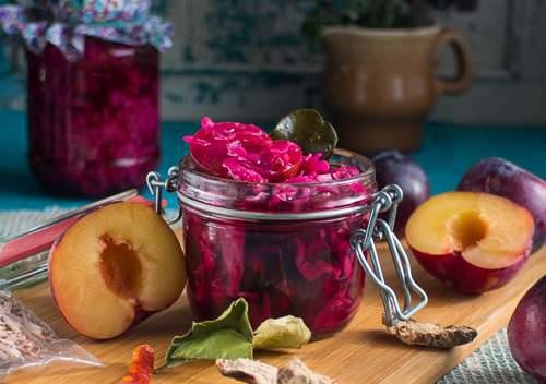 Pickled red cabbage with plums (Marinierte rotkraut with plums)