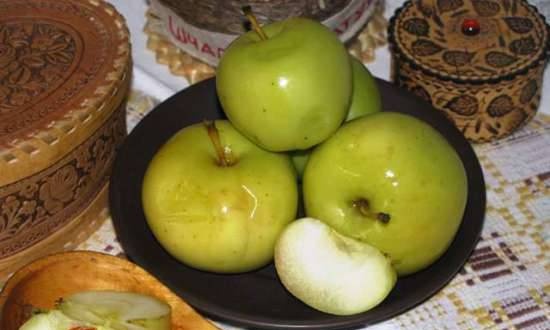 Manzanas empapadas con miel y menta