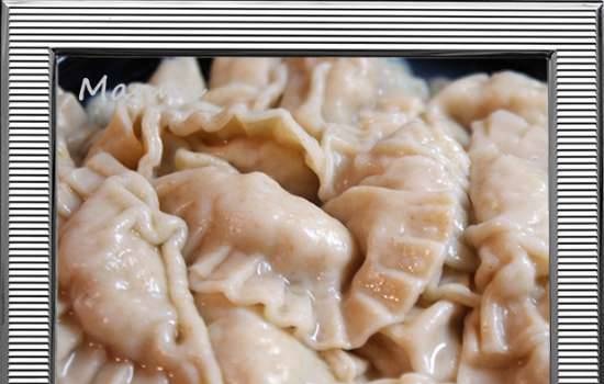 Zelfgemaakte dumplings in een multikoker Panasonic SR-TMZ550