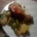 Muslos de pollo sobre un cojín de verduras (Haehnchen-Kartoffel-Gemuese-Pfanne)