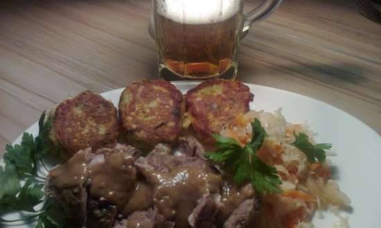 لحم الخنزير المطهو ​​مع مخلل الملفوف والزلابية (Hofer Schweinepfeffer

mit Sauerkraut und Klöben)