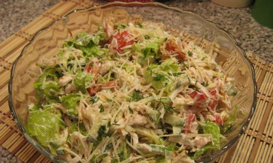 Tintahal és baromfifilé saláta