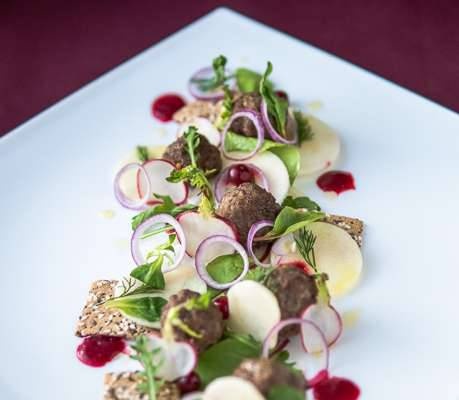 سلطة كرات اللحم - Preiselbeer-Hackbаllchen mit Knаckebrot-Salat