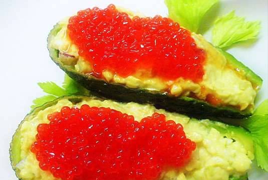 Ensalada de aguacate con caviar rojo