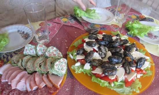 Smoked mussels, curd slice cheese and vegetables salad