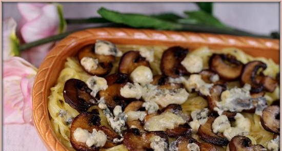 Pasta with blue cheese and mushrooms