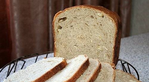 Pane di grano con anacardi e lievito madre.
